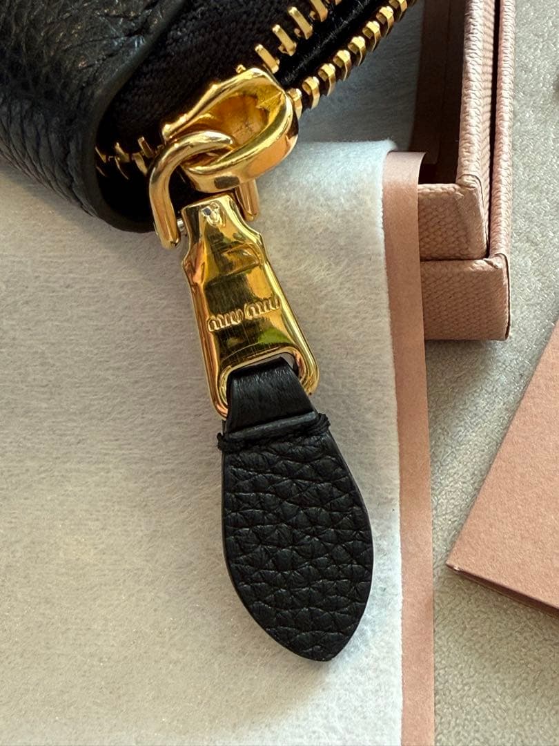 【美品】miu miu 黒 レザー ケース