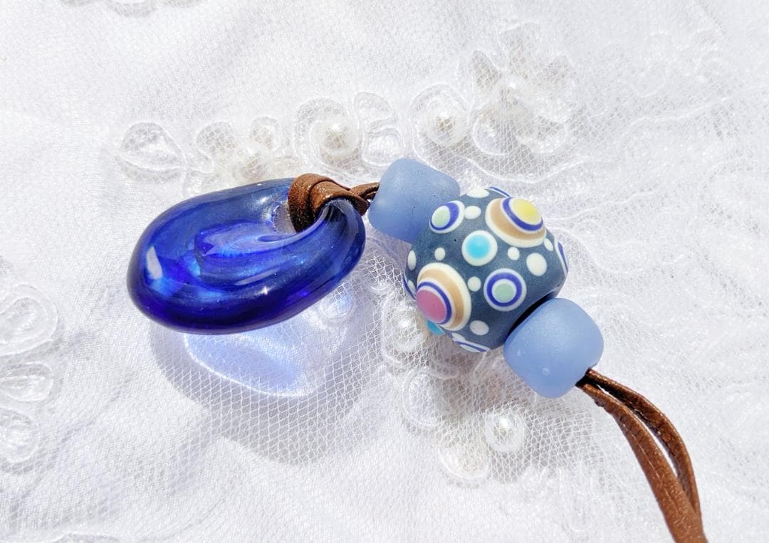 吉田正子トンボ玉（貳拾玖）　皮ひもネックレス　ガラス玉に込めた日本画　和のこころ