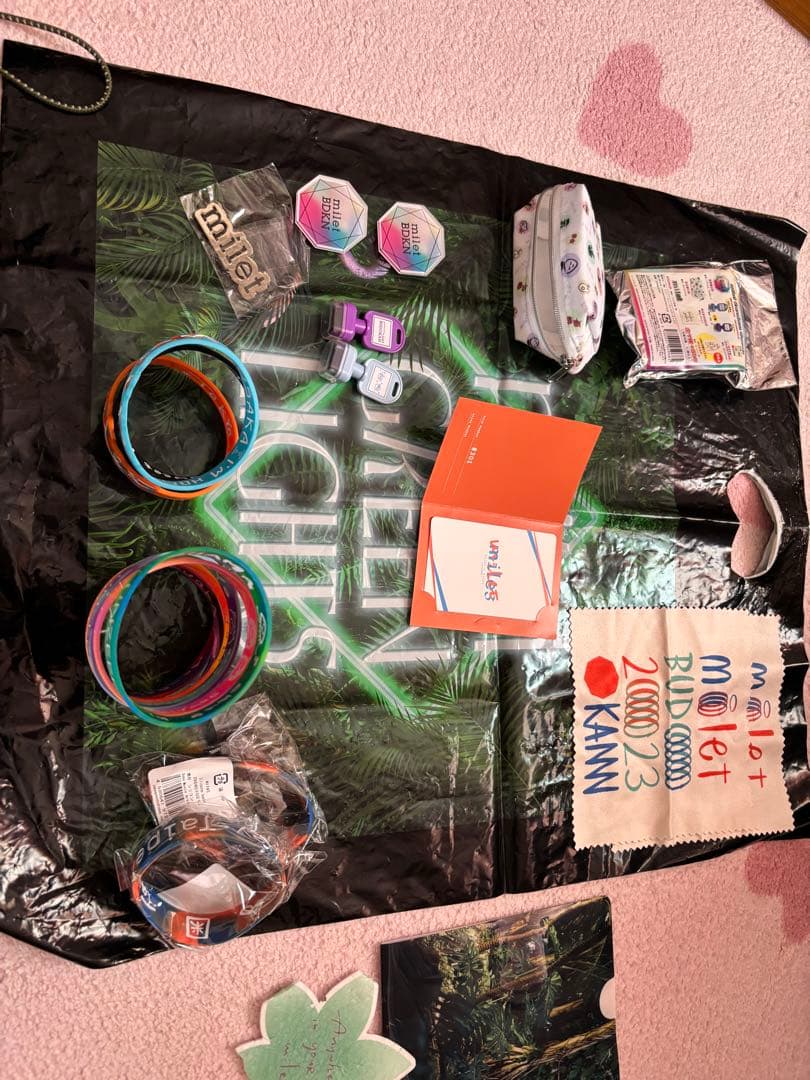 miletさん色々なツアーグッズ