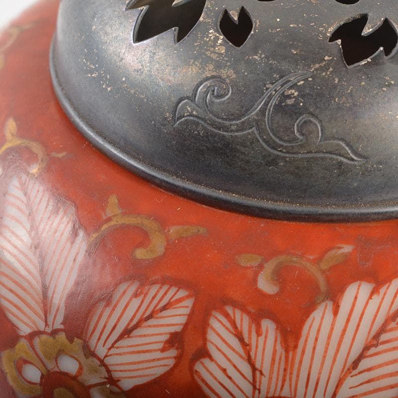 伊万里焼　赤絵金彩　獅子文　丸形三足香炉　透かし火屋付　時代箱付　D　R7196