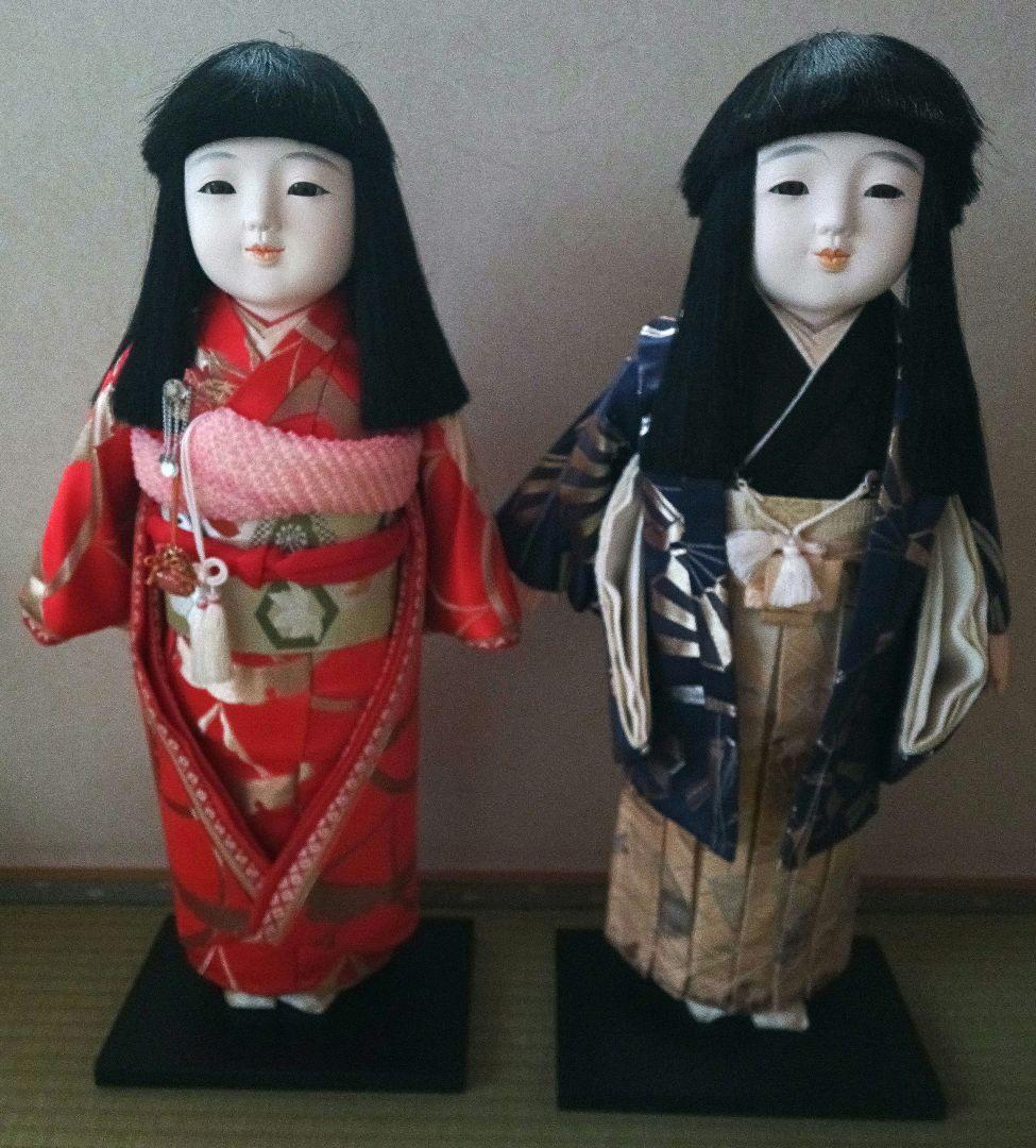 伝統的な日本人形 赤と青の着物