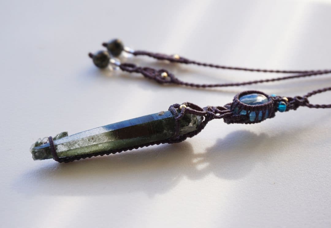 《P.》クリスタルポイント&カイヤナイト　マクラメネックレス