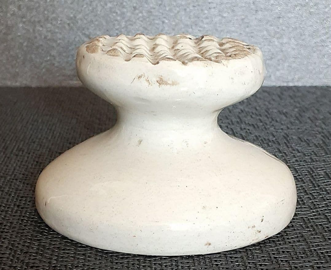 李朝　韓国古美術　韓国古陶磁器　白磁　陽刻浮彫　花文様　高付台皿　菓子型　餅型