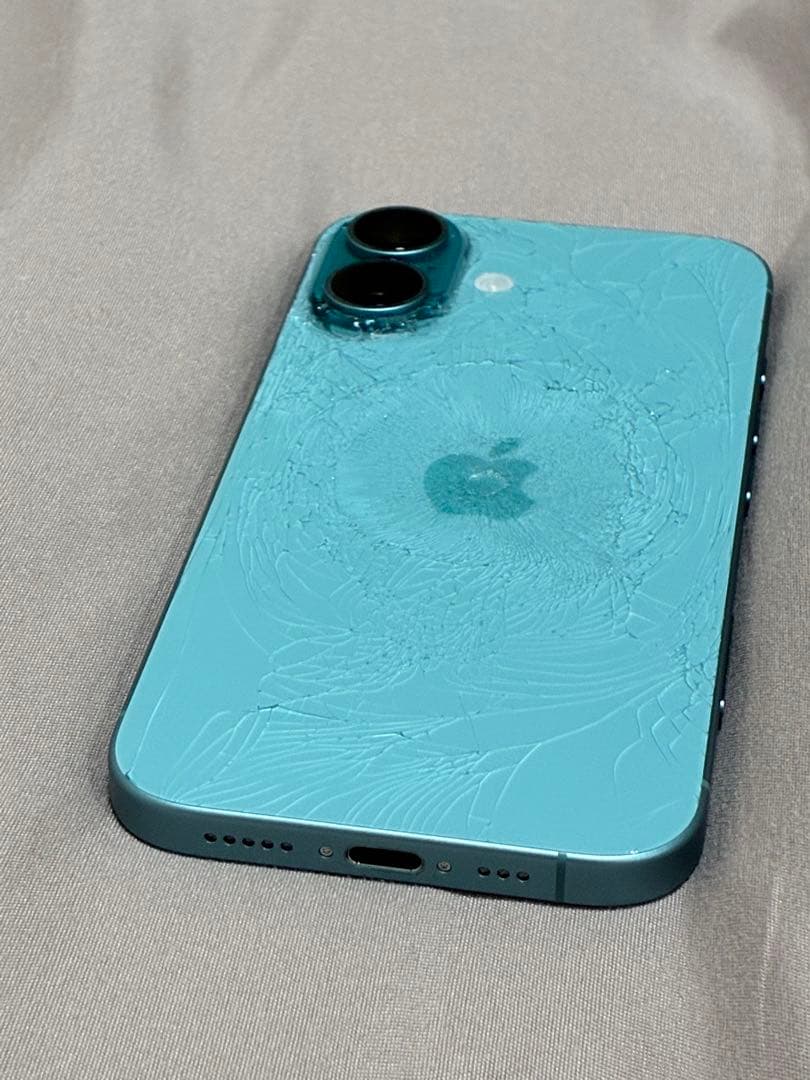 iPhone16 背面割れ　動作不良なし　ジャンク品扱い