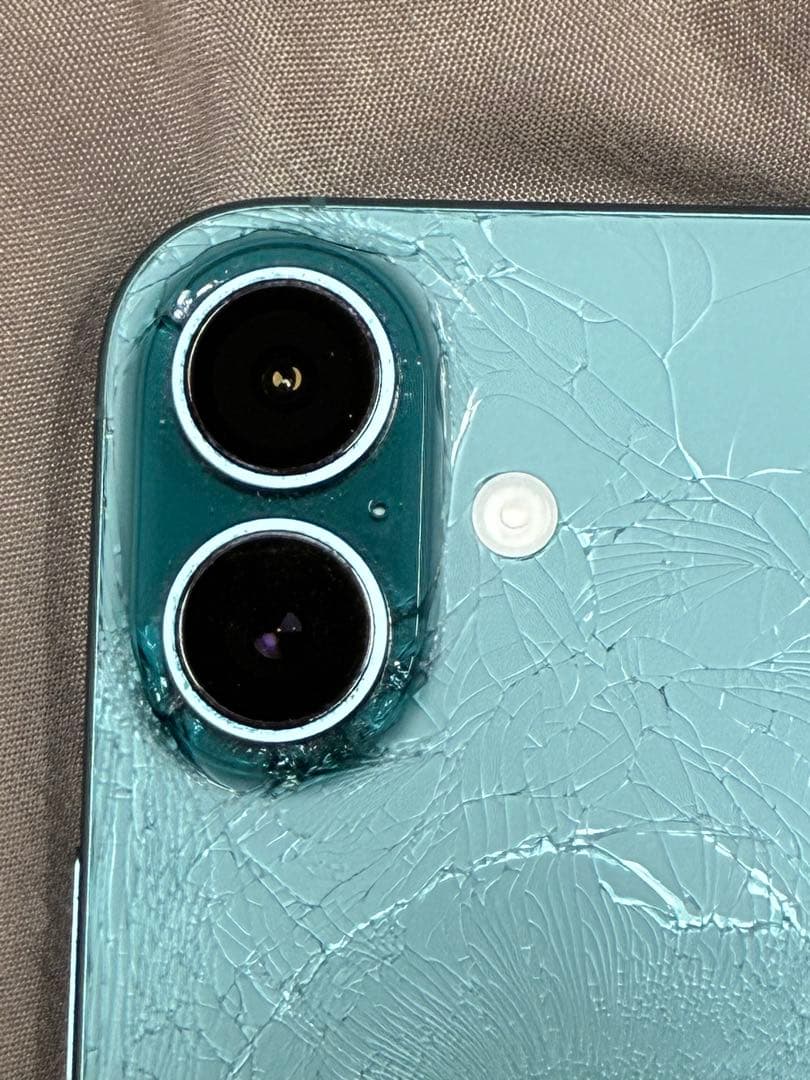 iPhone16 背面割れ　動作不良なし　ジャンク品扱い