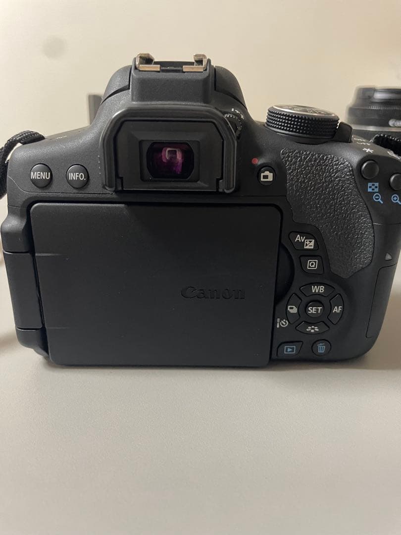 Canon EOS KISS X8i EOS KISS X8I(W) Wズーム