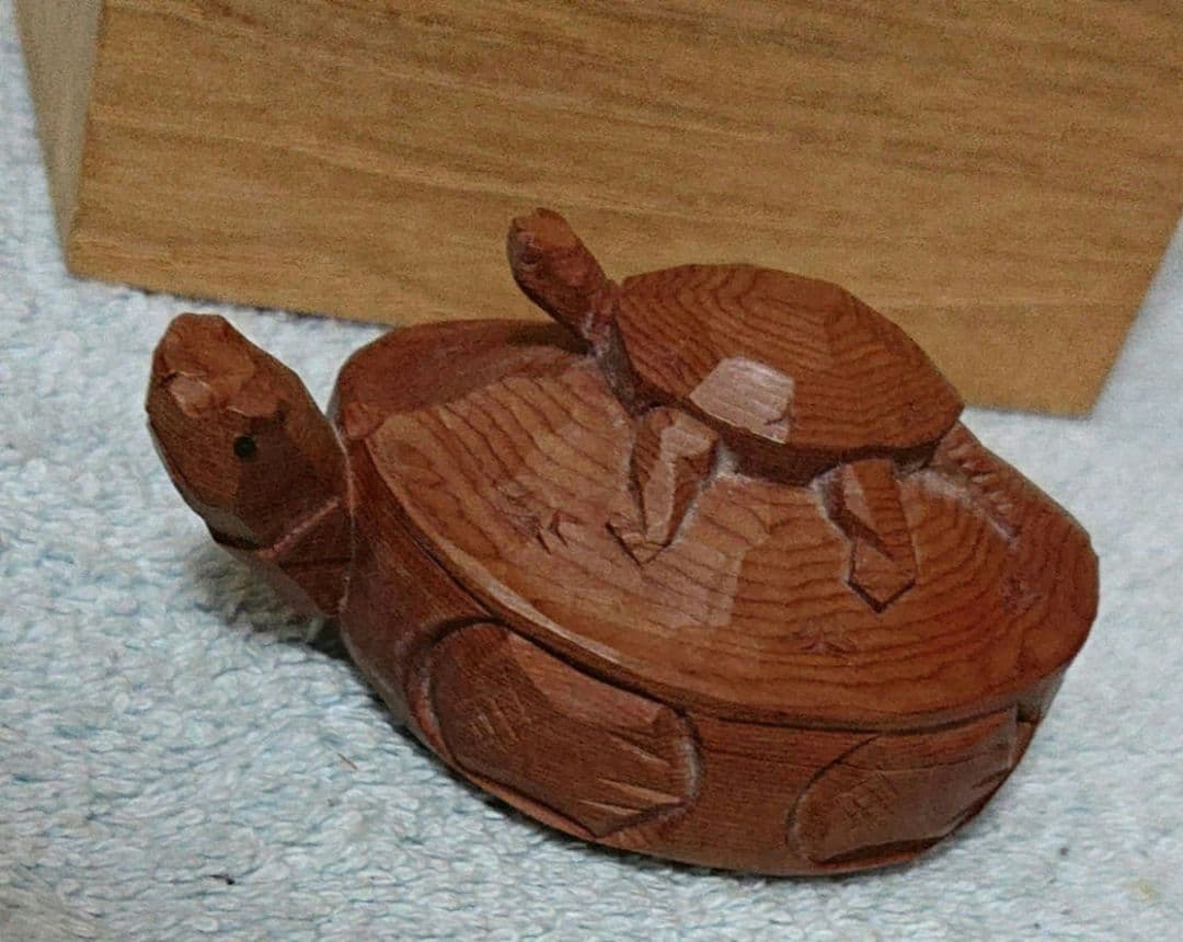 一位一刀彫り亀香合
