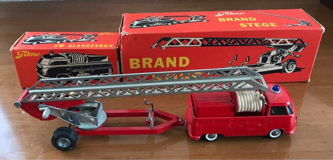 消防　はしご車　テクノ　408と409