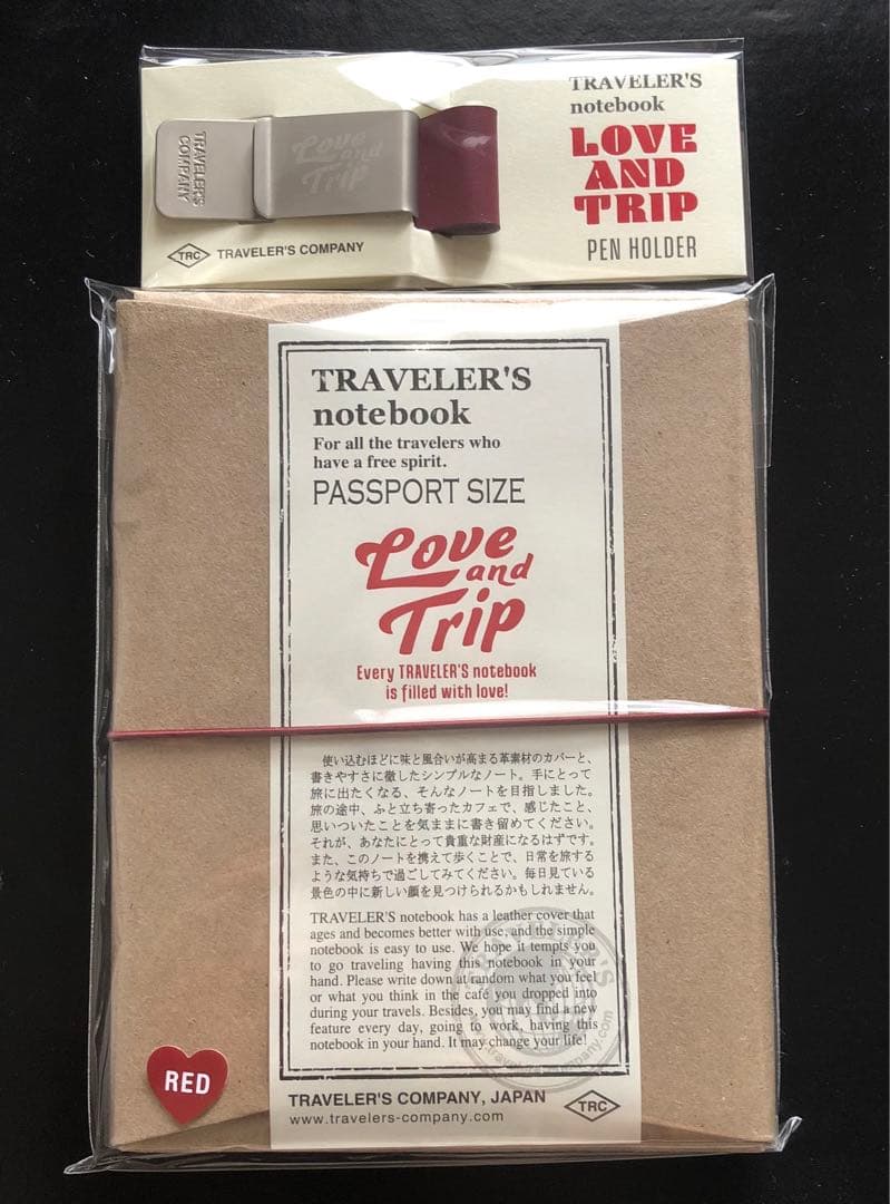 トラベラーズノート レッド パスポート ぺンホルダー LOVE AND TRIP