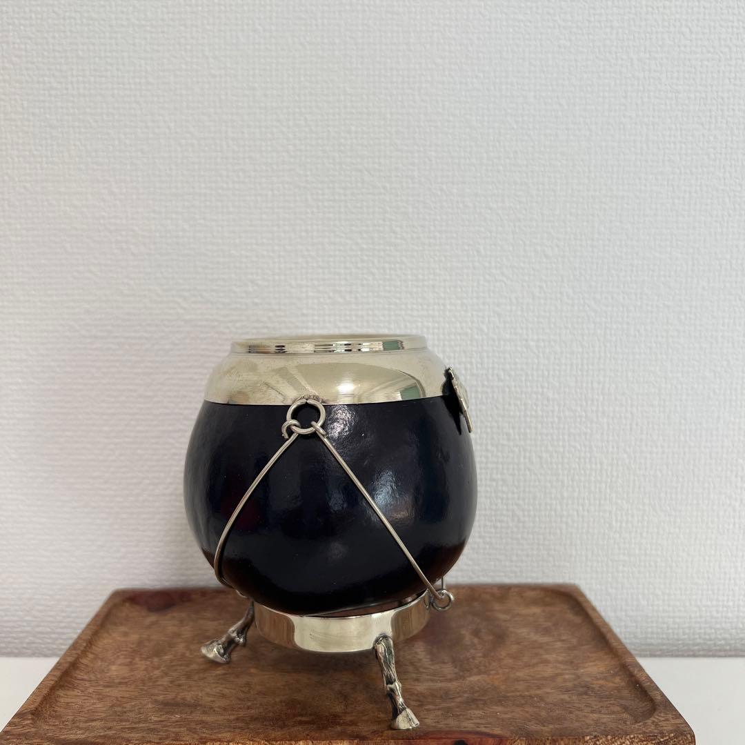 アルゼンチン製 アルパカ装飾／馬モチーフ／脚付き台座マテ壺