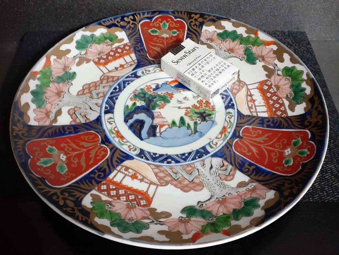 明治時代　古伊万里　金襴手　見込みに山水図　松樹に金彩波文様　舟に人物図　大皿