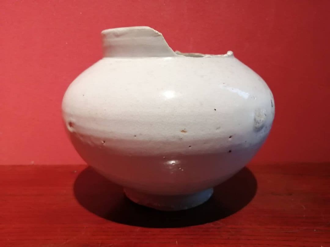 李朝白磁　丸壺（割れ、欠け、窯傷あり）