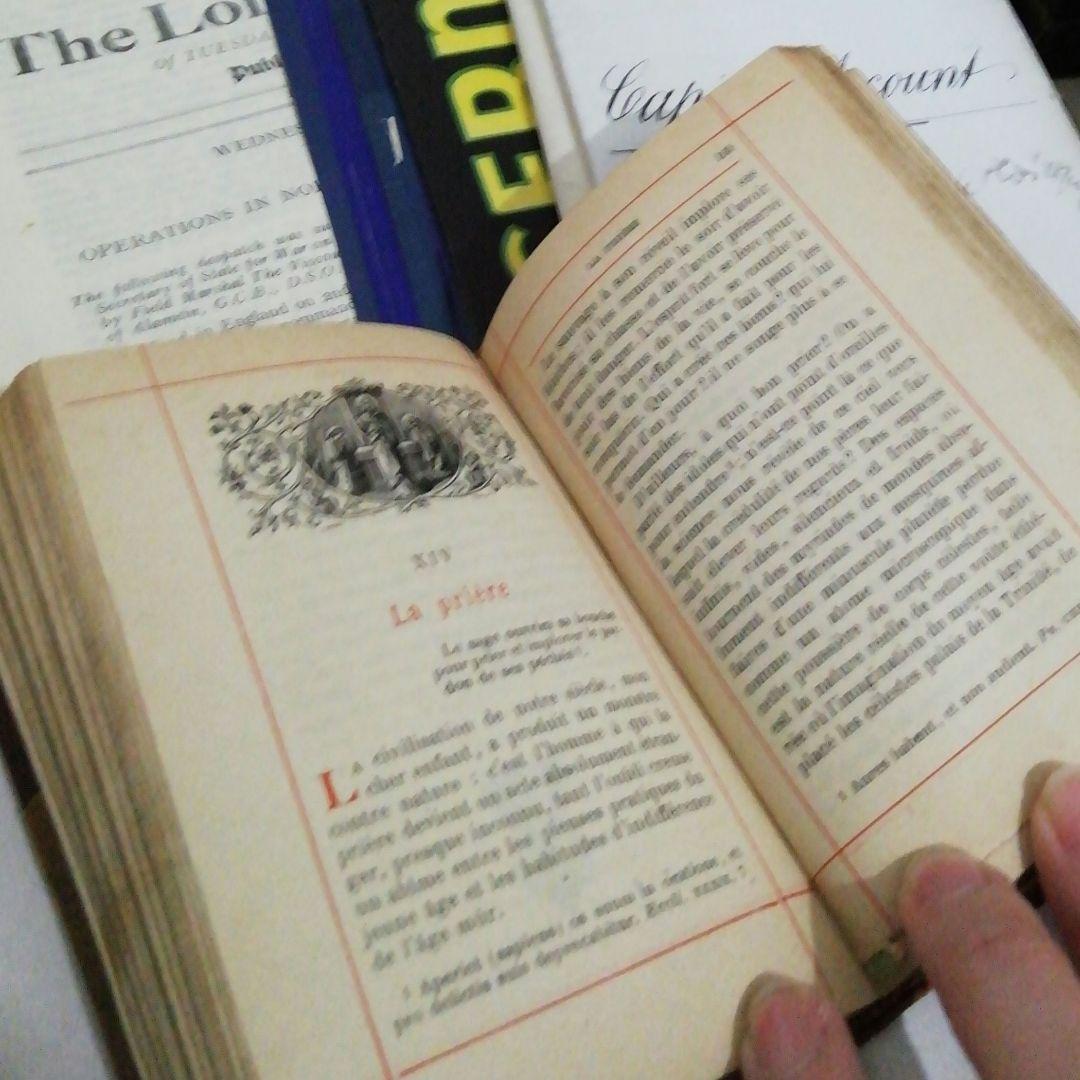 木製のアンティーク引き出しにたっぷりの海外紙モノコレクション♡　蚤の市