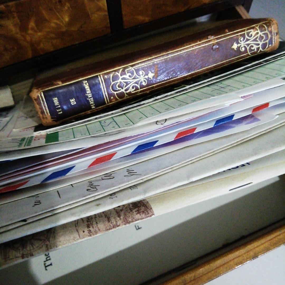 木製のアンティーク引き出しにたっぷりの海外紙モノコレクション♡　蚤の市