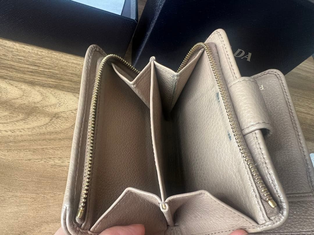PRADA ベージュ 二つ折り財布