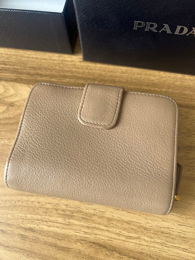 PRADA ベージュ 二つ折り財布