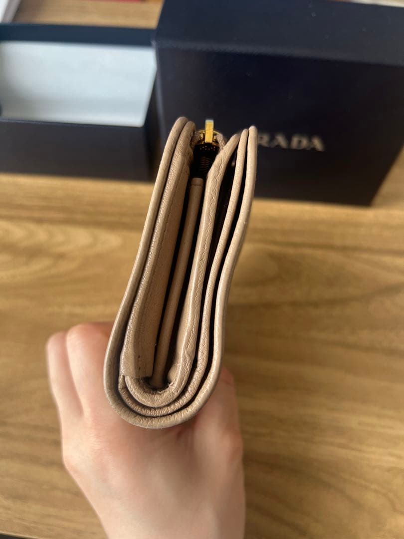 PRADA ベージュ 二つ折り財布