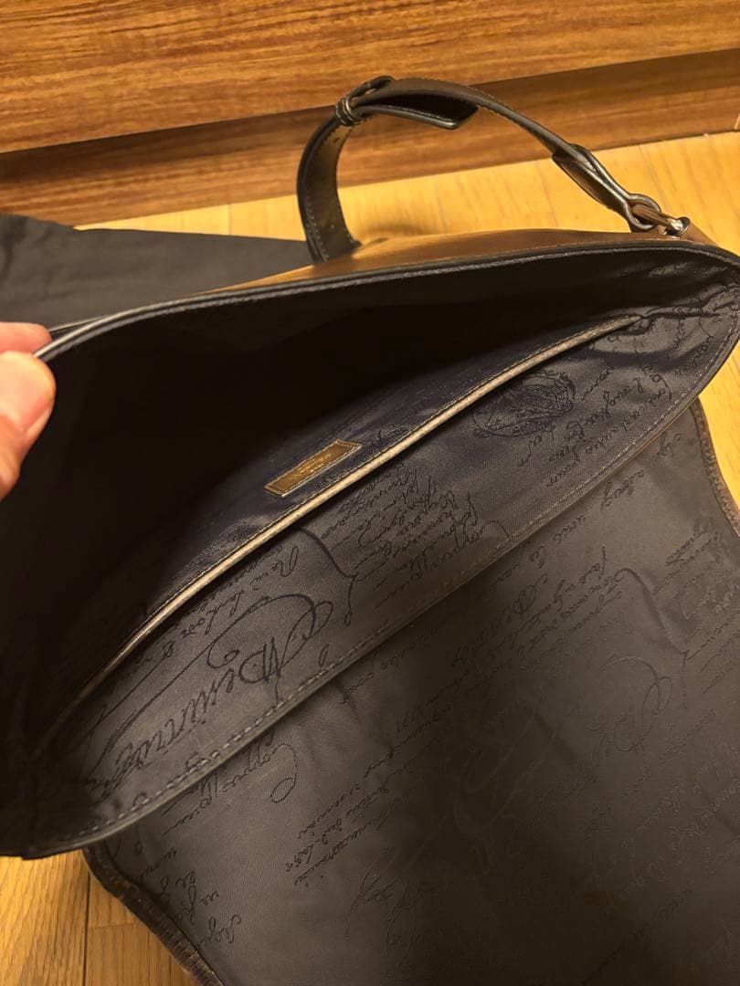 BERLUTI メッセンジャー レザー　ベネチアレザー　アイスブラウン