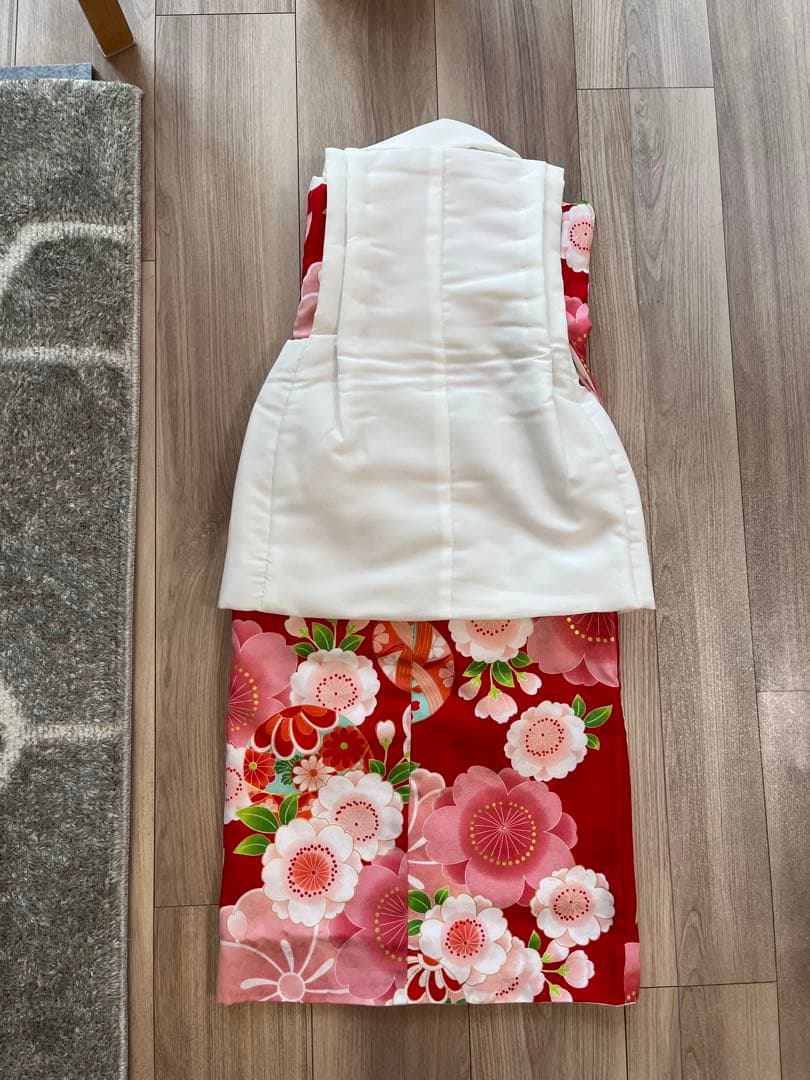 七五三用刺繍入り着物 白赤花柄