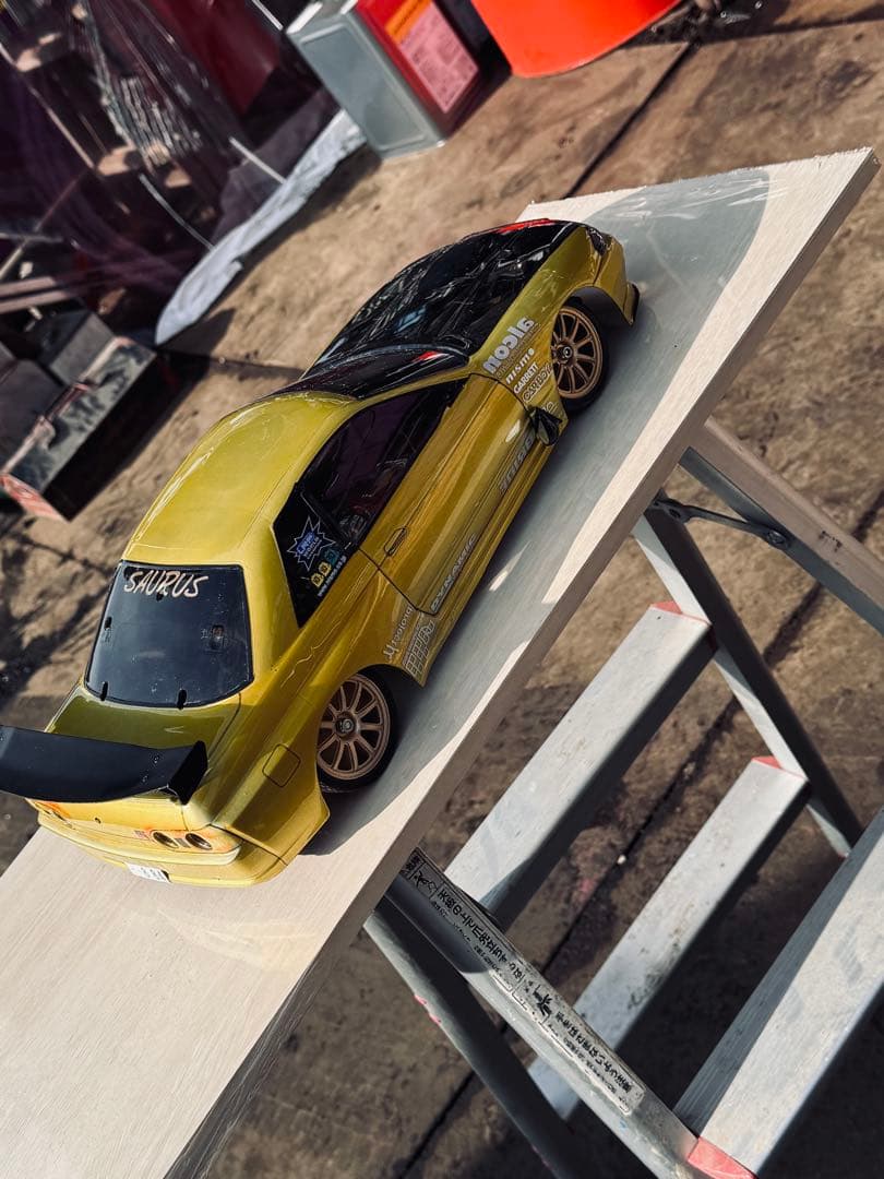 スカイライン RCカー イエロー/ブラック 1/10