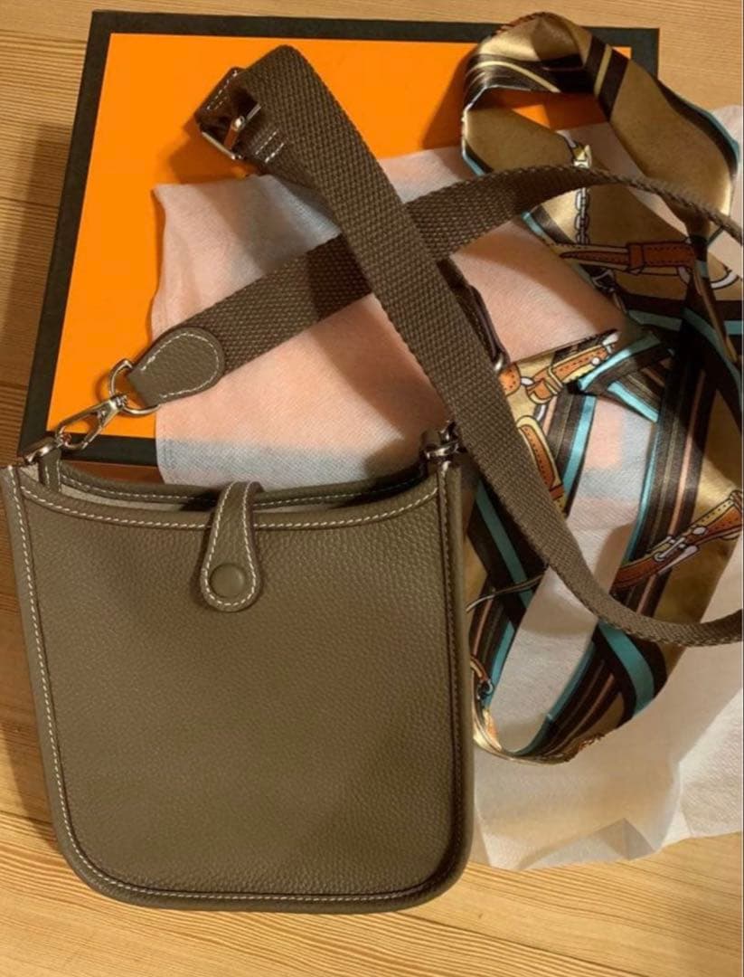 Hパンチング ショルダーバッグ Hロゴ ストラップ 高級革