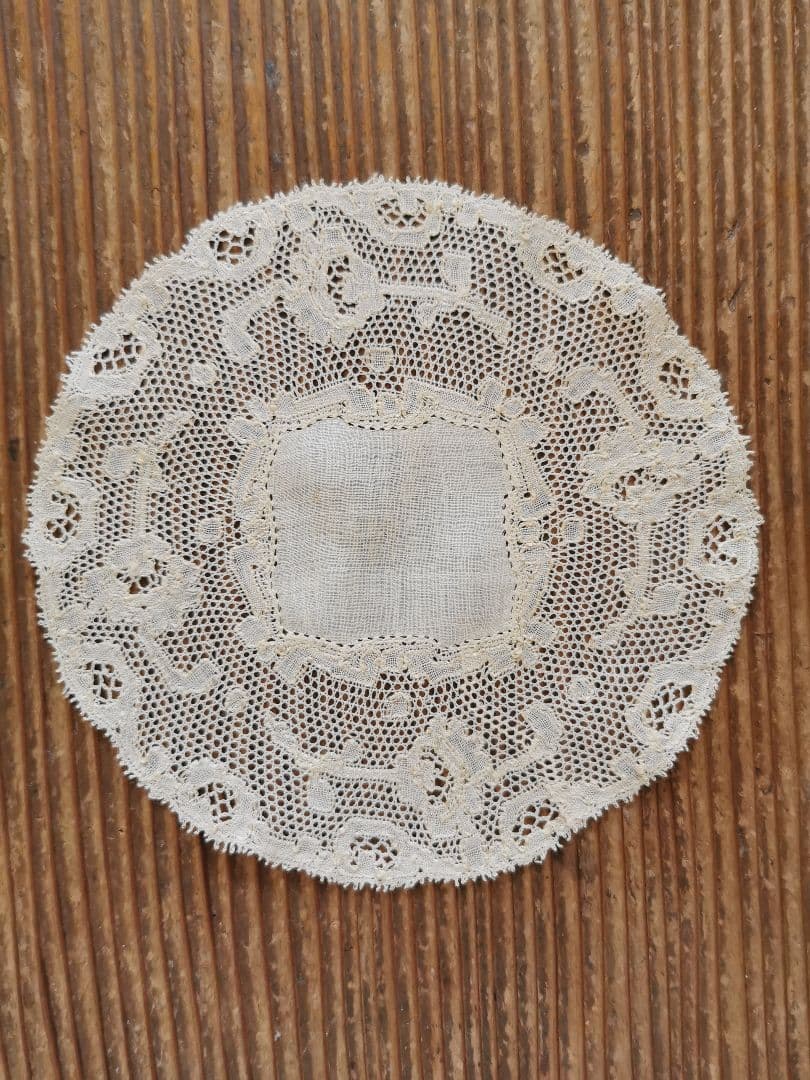 アンティーク ポワンドパリ 舞う1輪の薔薇のモチーフ センターフレームドイリー