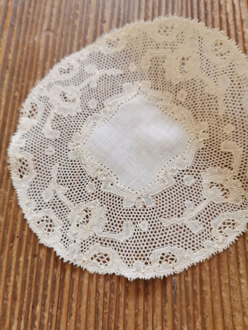 アンティーク ポワンドパリ 舞う1輪の薔薇のモチーフ センターフレームドイリー