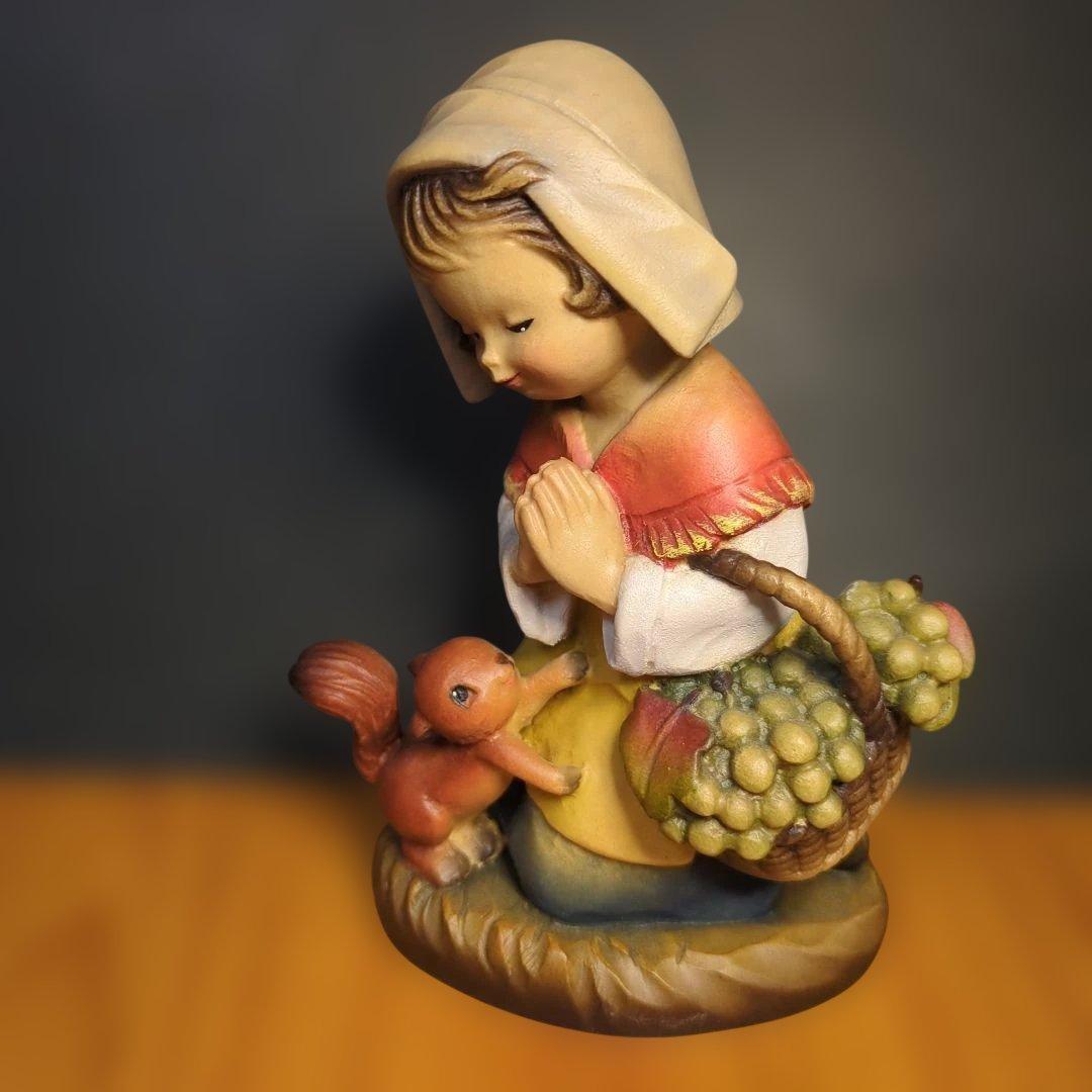 イタリア　アンリ社　木彫りの人形 収穫の祈り　という作品です。