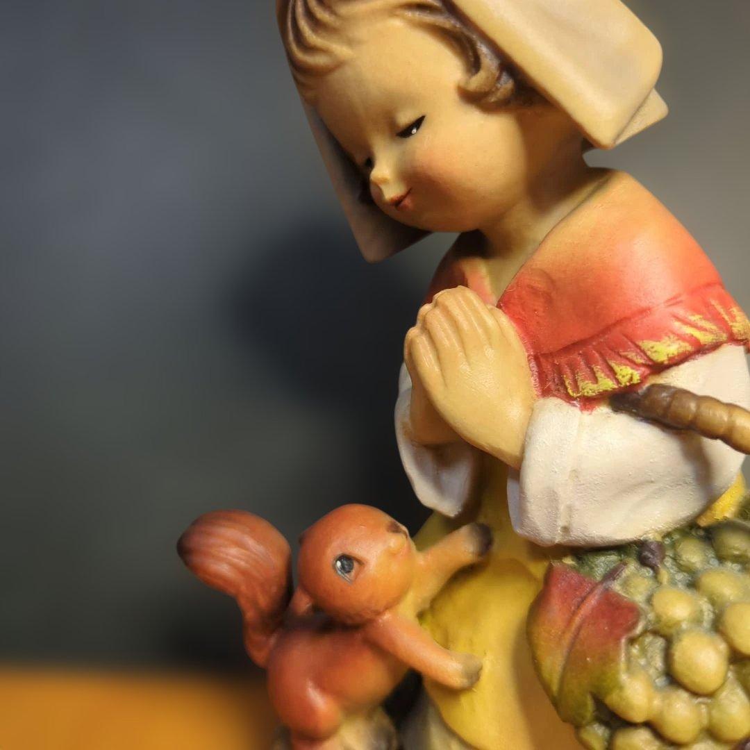 イタリア　アンリ社　木彫りの人形 収穫の祈り　という作品です。