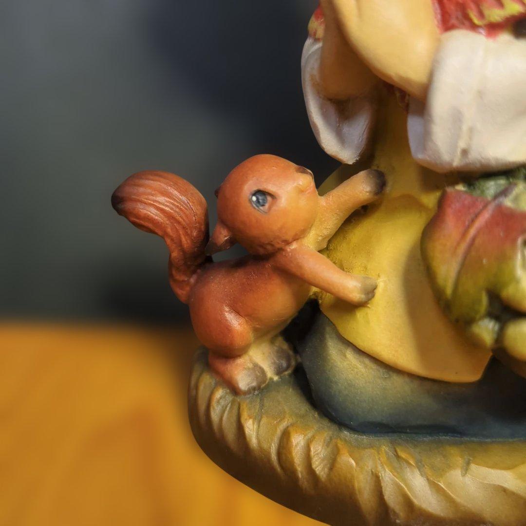 イタリア　アンリ社　木彫りの人形 収穫の祈り　という作品です。