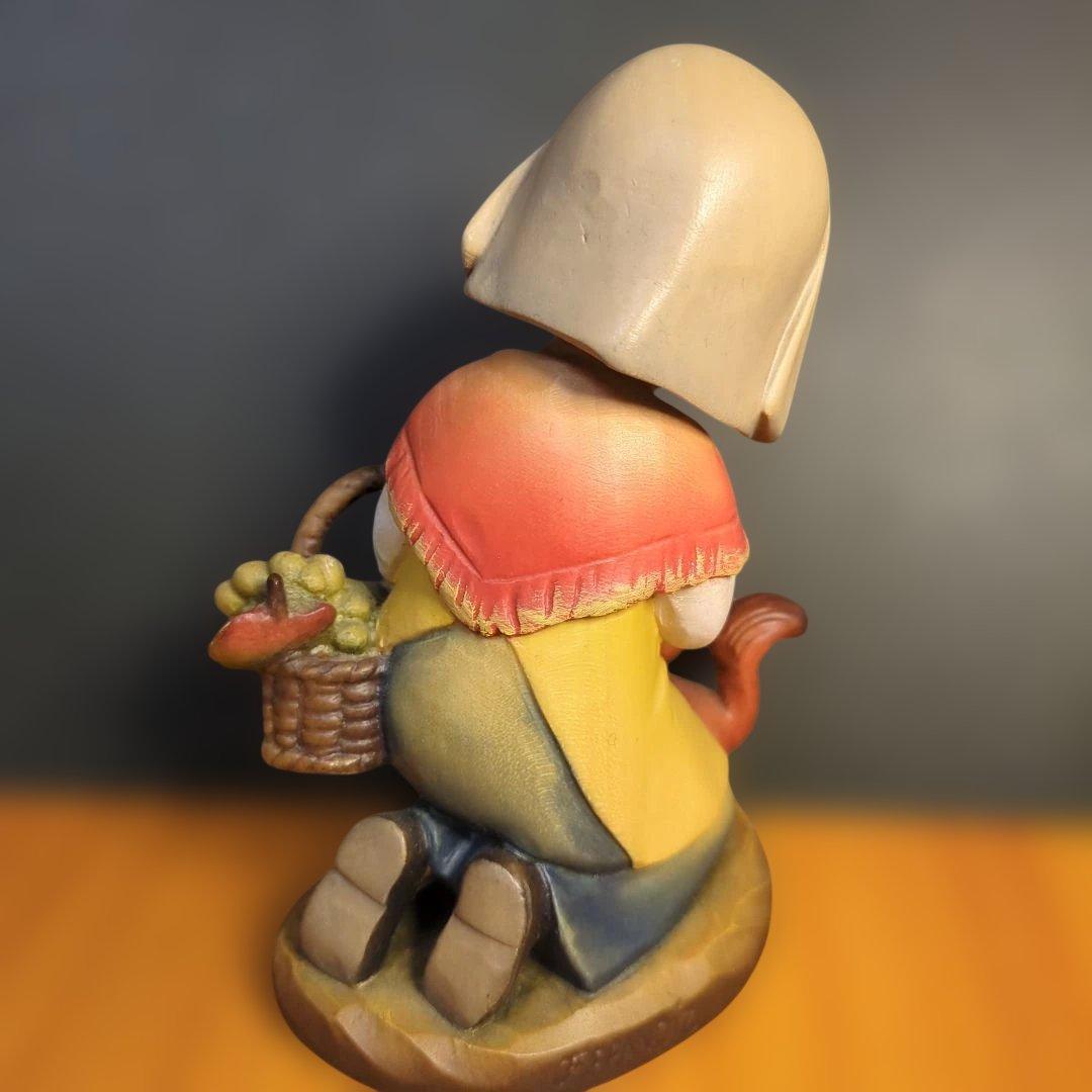 イタリア　アンリ社　木彫りの人形 収穫の祈り　という作品です。