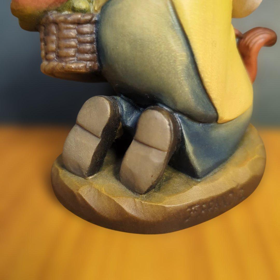 イタリア　アンリ社　木彫りの人形 収穫の祈り　という作品です。