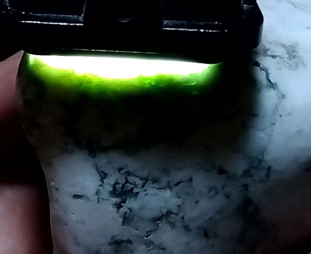 ★翡翠原石★糸魚川転石硬玉【姫川・川ズレ磨き石555ｇ】