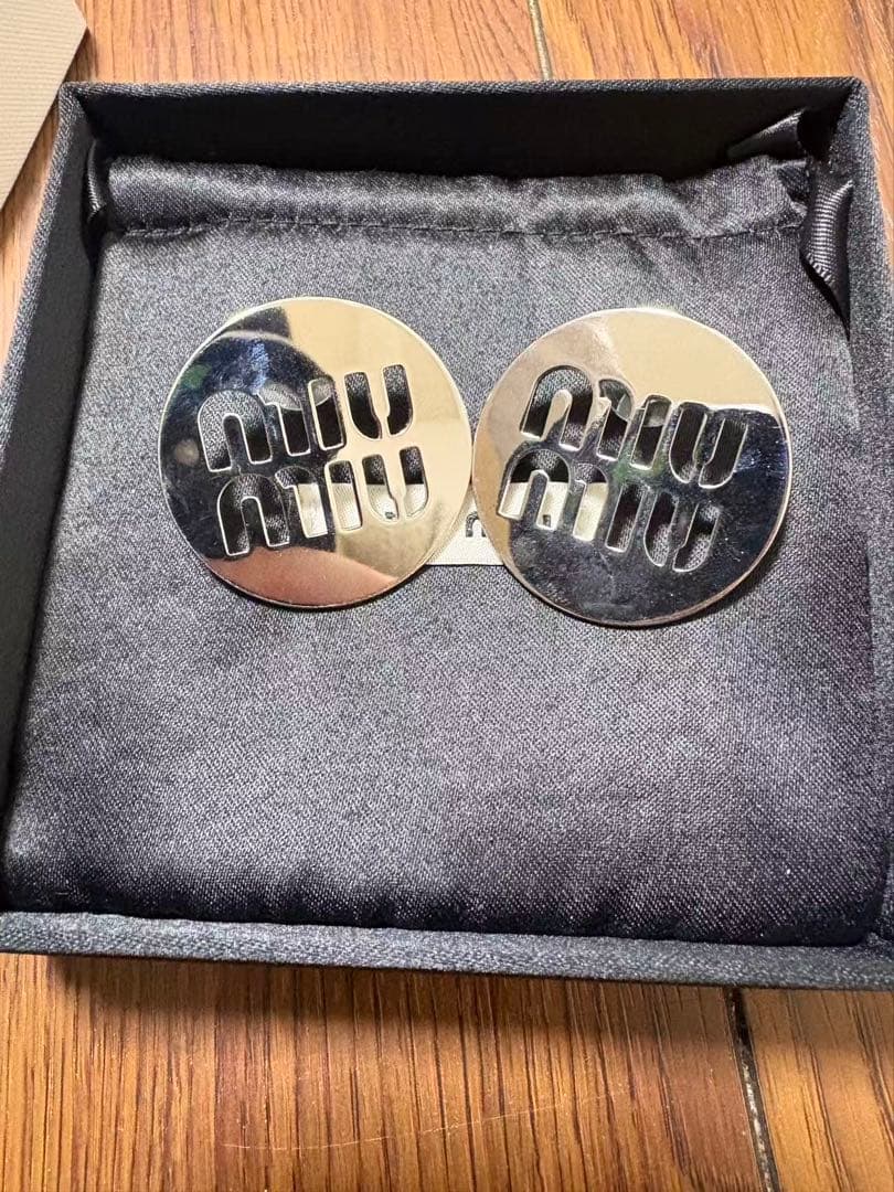 MIU MIU ロゴ プレートピアス シルバー系