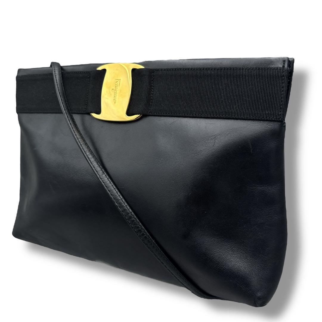 サルバトーレフェラガモ　ヴァラリボン　ゴールド金具　ショルダーバッグ　がま口　黒