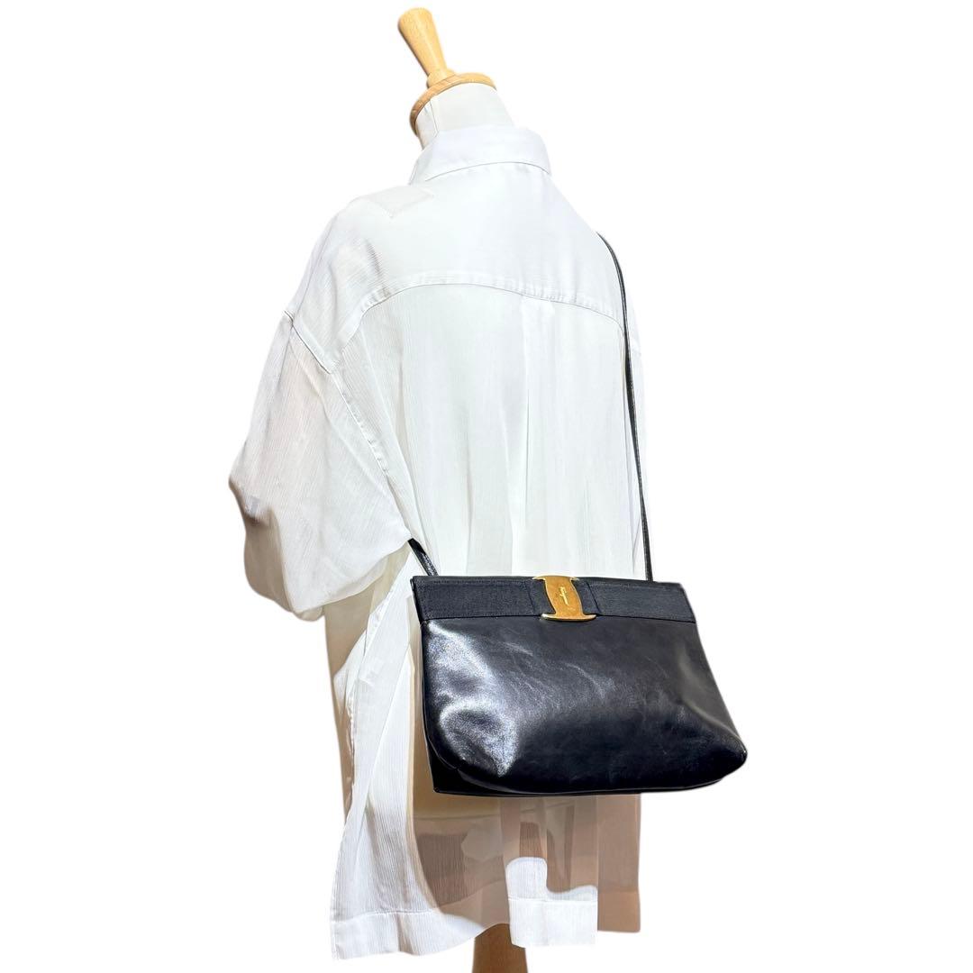 サルバトーレフェラガモ　ヴァラリボン　ゴールド金具　ショルダーバッグ　がま口　黒