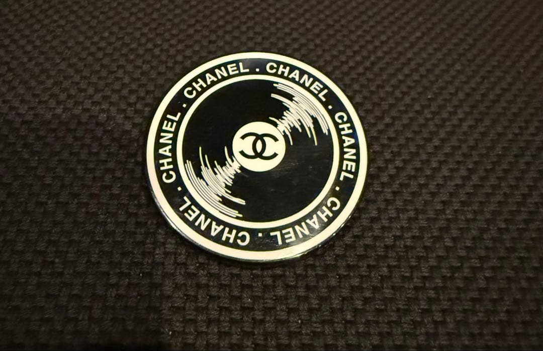 CHANEL ロゴ レコードがデザインされたピンブローチ。