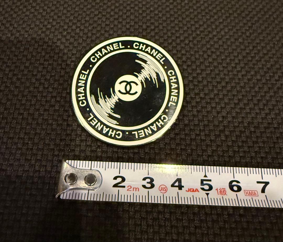 CHANEL ロゴ レコードがデザインされたピンブローチ。