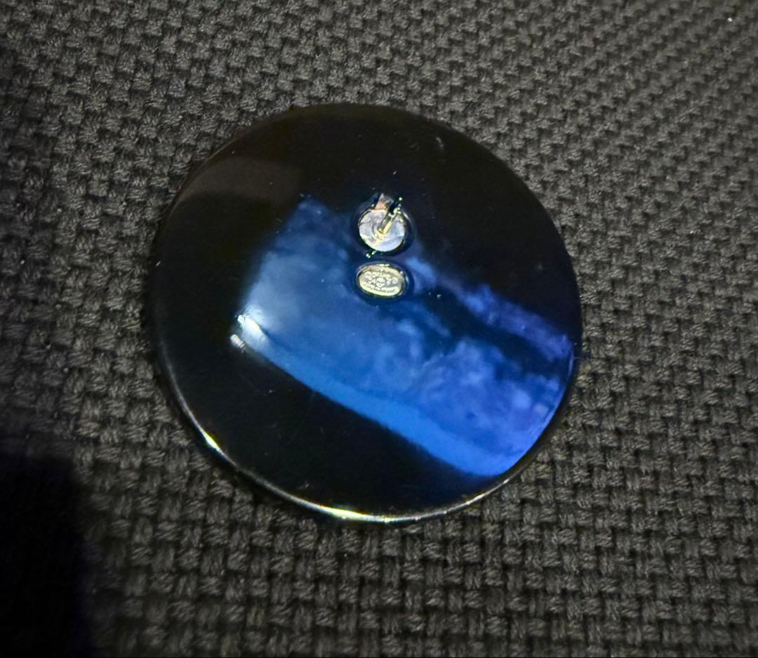 CHANEL ロゴ レコードがデザインされたピンブローチ。