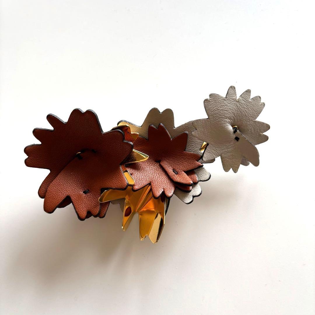 超美品✨MARNI ブローチ 保存袋付き　花　レザー&メタル　ゴールド