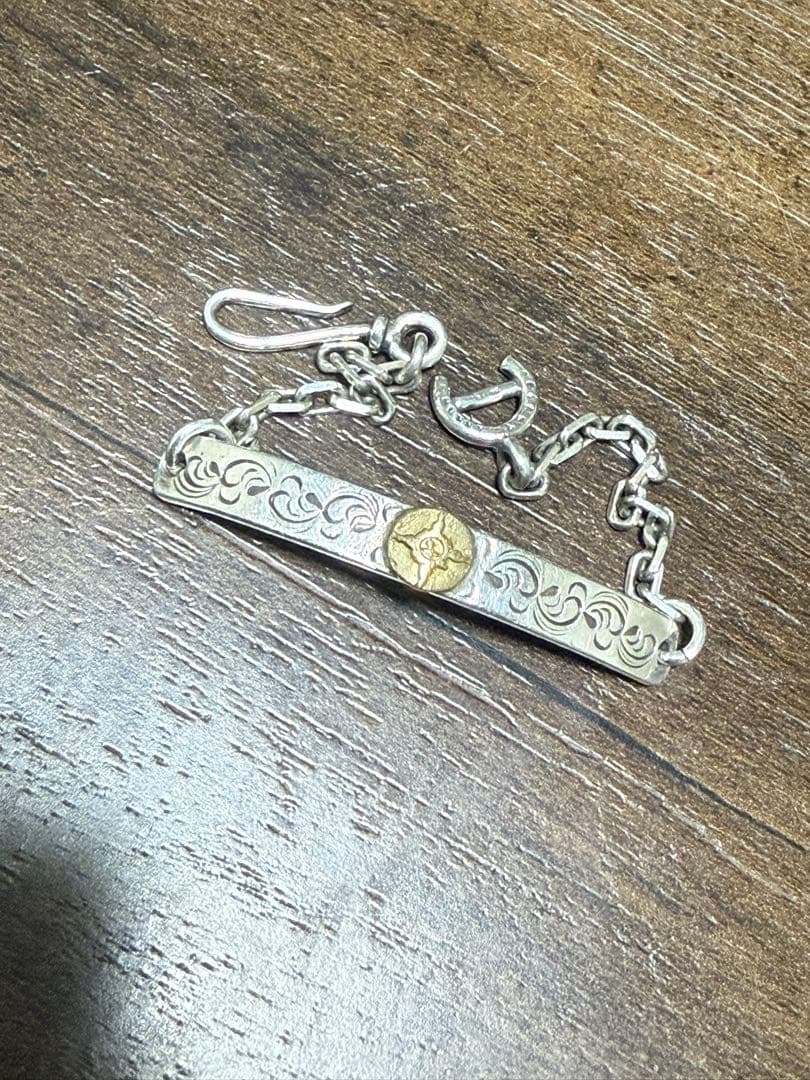 ファーストアローズ　k18 唐草彫りプレート付きブレス