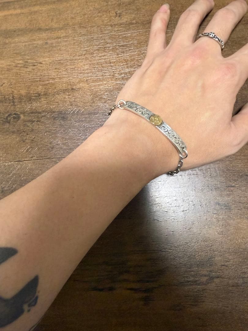 ファーストアローズ　k18 唐草彫りプレート付きブレス