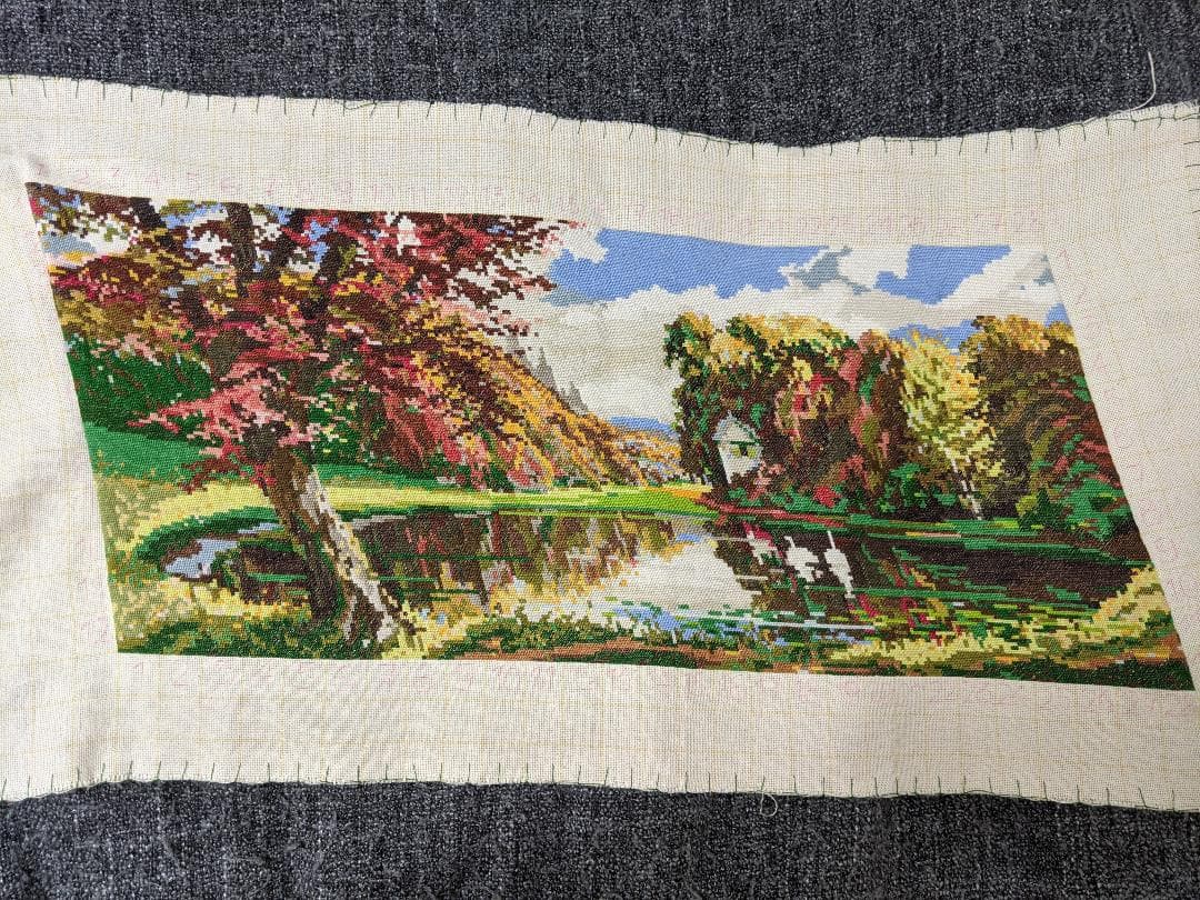 ヨーロッパ式刺繍絵タペストリー: An Autumn Lake