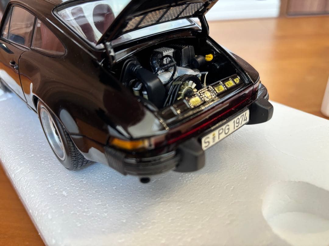 1/18 ミニチャンプス ポルシェ911(930) 1983 訳あり