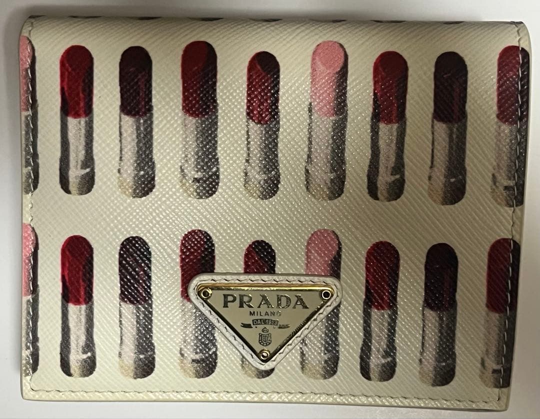 美品！PRADA プラダ 2つ折り財布リップ柄　1MHV204
