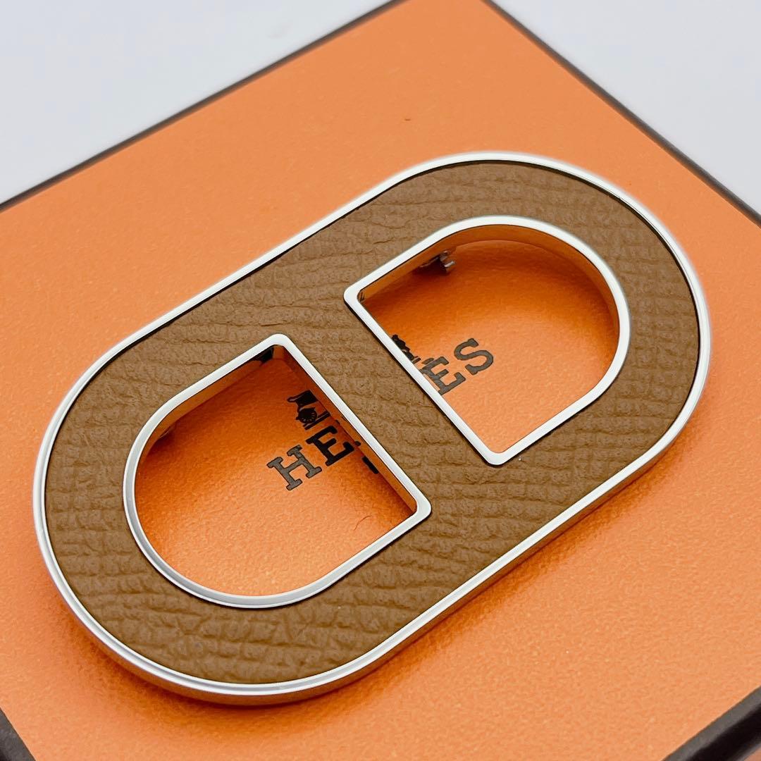 【未使用品】HERMES シェーヌダンクル　ブローチ　ブラウン　レザー　ピン