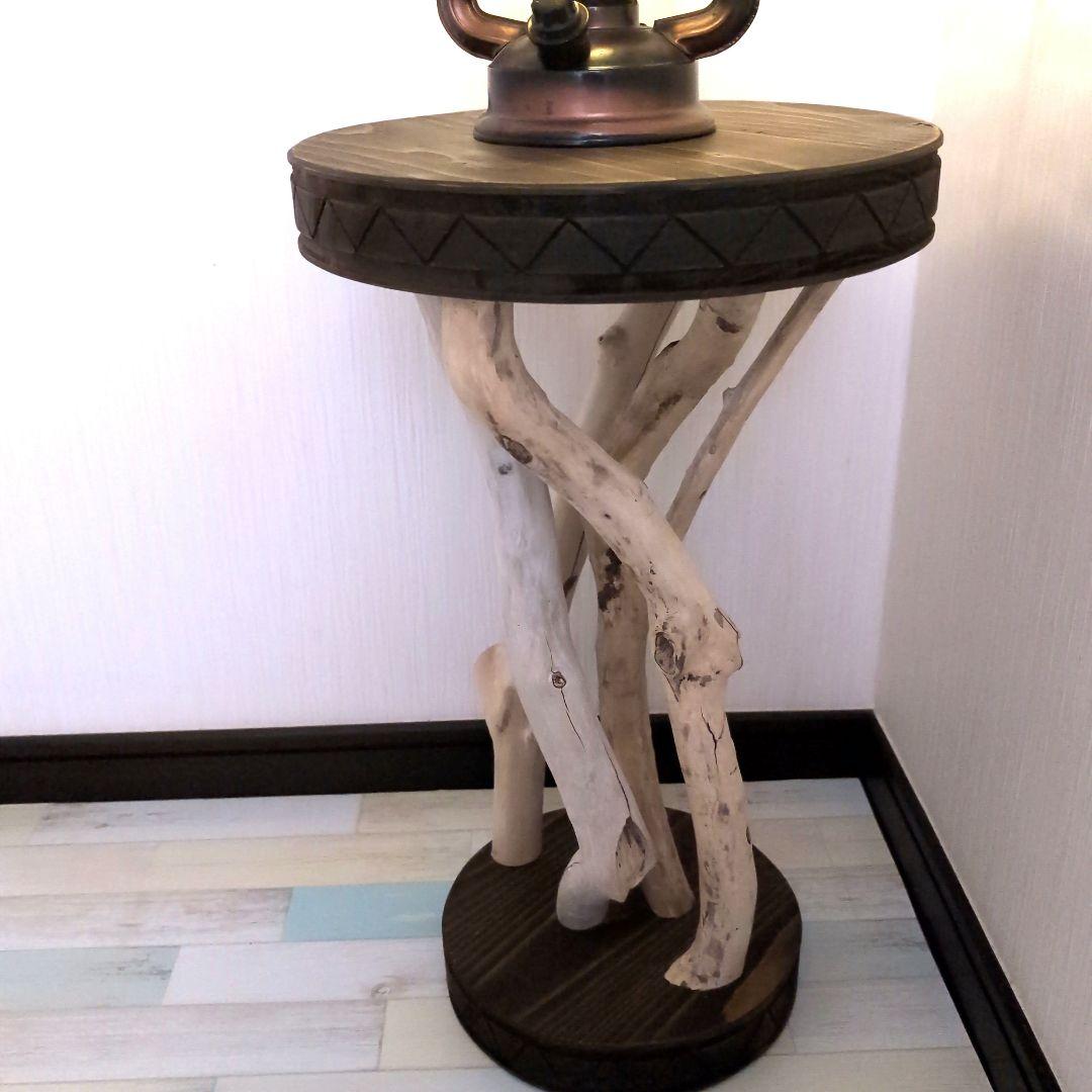 木と流木。アジアンテイスト円型ローサイドテーブル