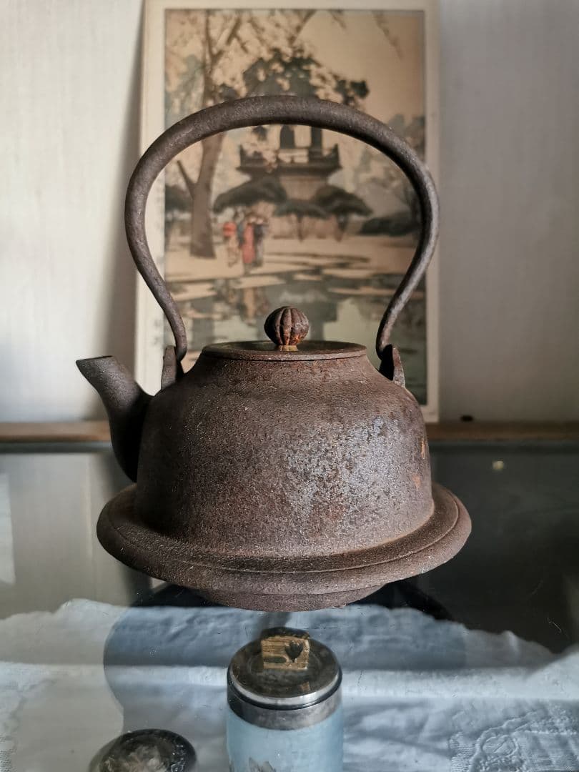 和骨董 重厚な１Ｌ南部鉄瓶 赤紫茶鉄器 珍しい胴下周り装飾付フォルム 菊/蓮摘み