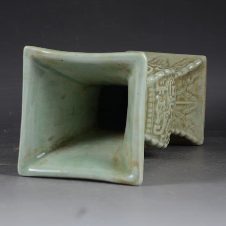 豆青釉四方竜紋花觚  景徳鎮 陶磁器 装飾品 現代工芸品美術品 置物