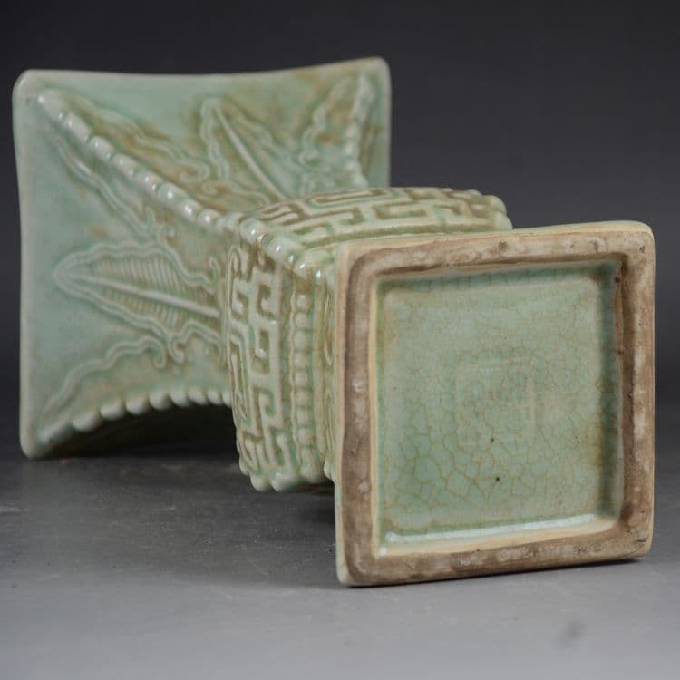 豆青釉四方竜紋花觚  景徳鎮 陶磁器 装飾品 現代工芸品美術品 置物
